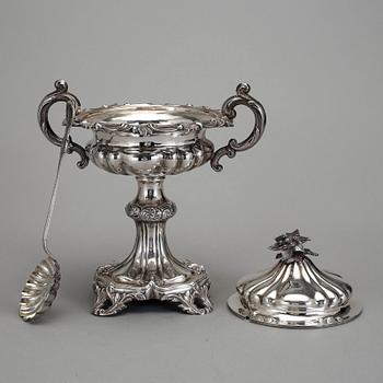 SOCKERSKÅL PÅ FOT, silver, Gustav Möllenborg, Stockholm, 1851. Vikt ca 688 g.