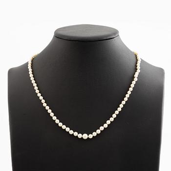 Pearl necklace with graduated cultured pearls, with a clasp of silver set with marcasites.