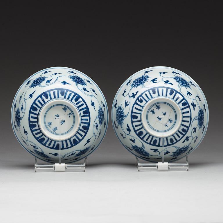 A pair of blue and white bowls, Qing dynasty, with Kangxis six character mark.