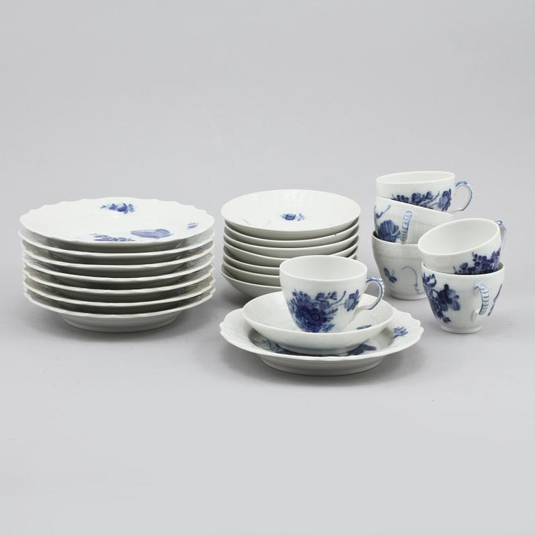 SERVISDELAR, 14 st, porslin, "Blå blomst", Royal Copenhagen, 1900-talets andra hälft.