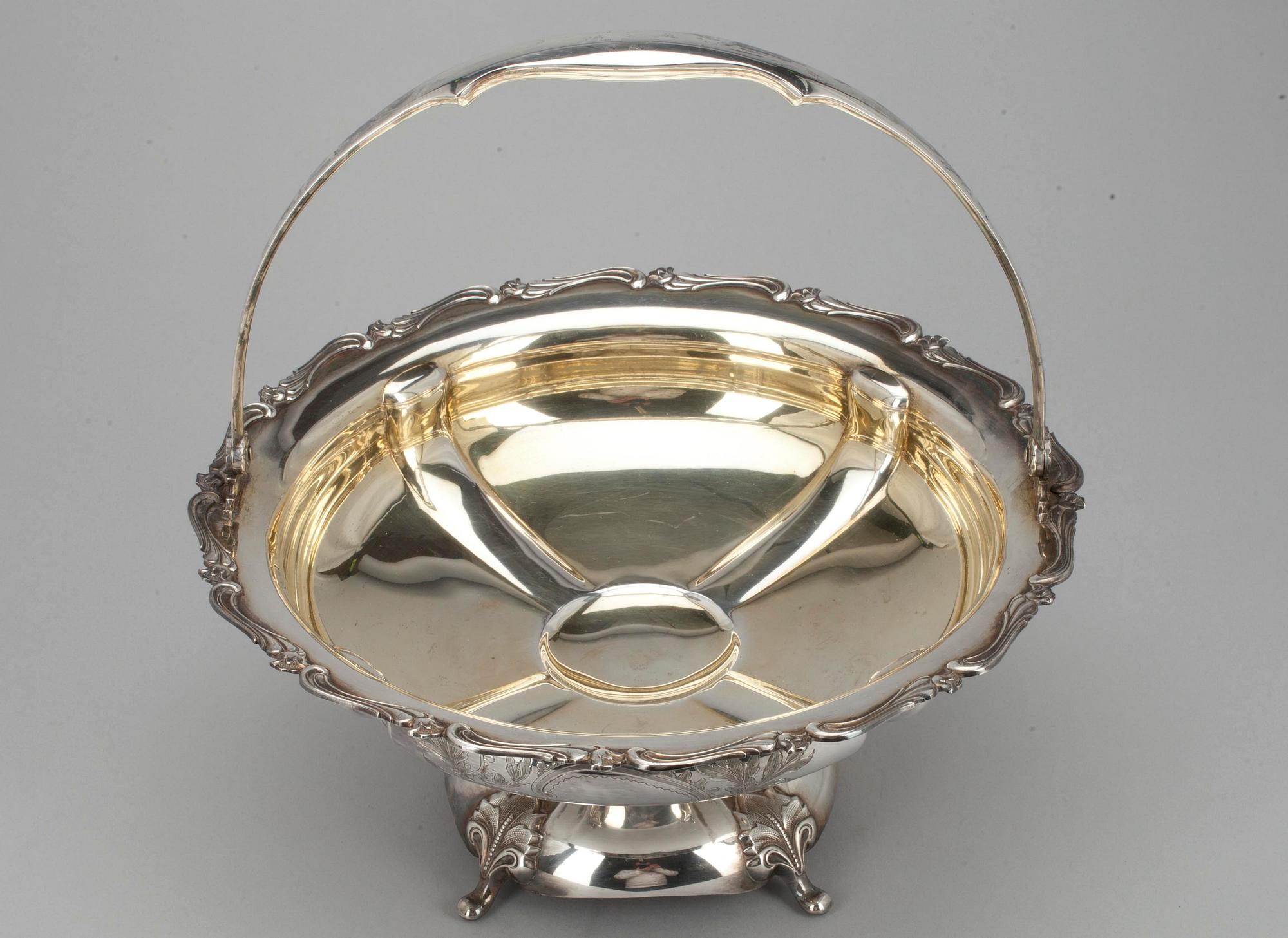 BRÖDKORG, silver, Auran Kultaseppä, Åbo 1947. Tot.vikt ca 752 g.