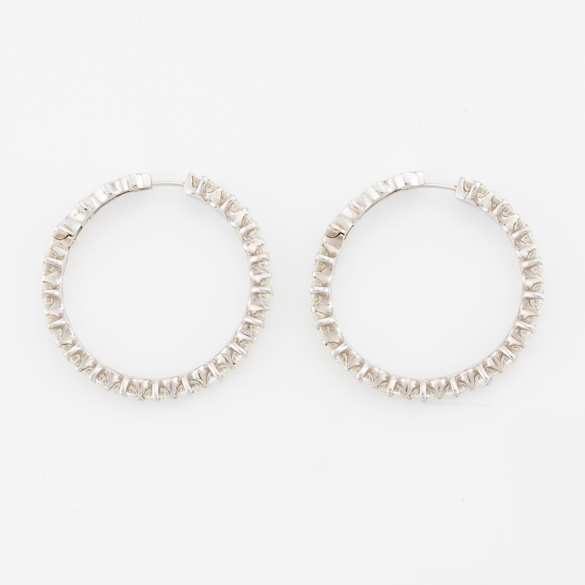 Ett par örhängen 18K vitguld med runda briljantslipade diamanter.