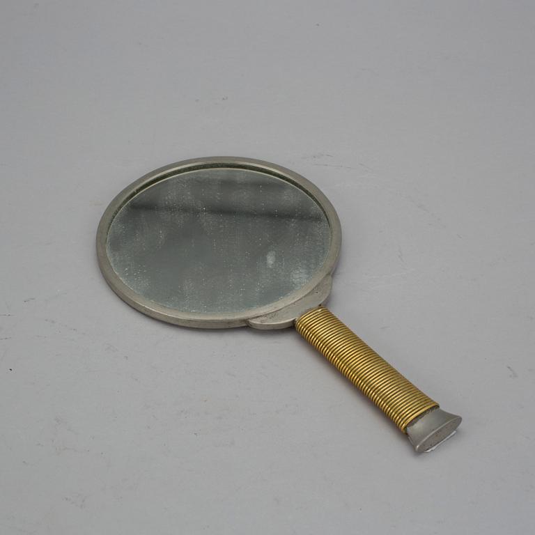 DOSOR samt HANDSPEGEL,1+2, tenn och silver, bland annat en dosa Jacob Engelberth Torsk, 1907, Stockholm. Vikt ca 130 g.