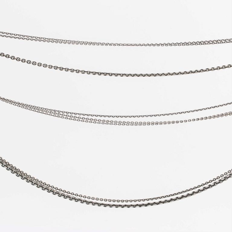LYNGGAARD 2 tre-radiga collier samt textil-band med silveravslutning.