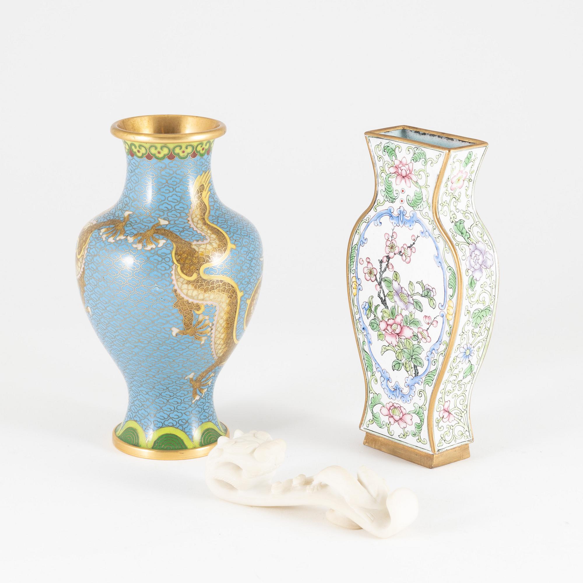 Vas, emalj på koppar, vas cloisonne samt bälteshake. Kina, 1900-tal.