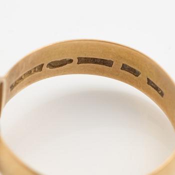 Ring 18K gold with white synthetic spinel.