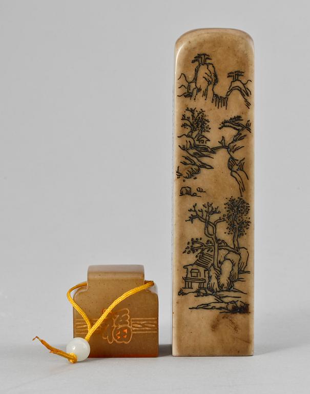 SIGILL, 2 st, sten resp jade, Kina, 1900-talets början.