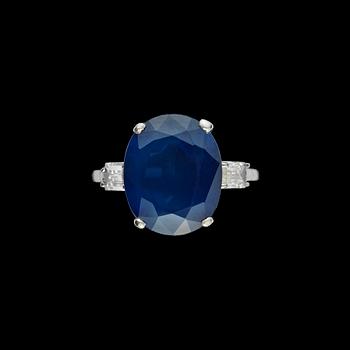 1036. RING, oval fasettslipad blå safir, 5.62 ct, och 2 baguettslipade diamanter, tot. ca 0.40 ct.