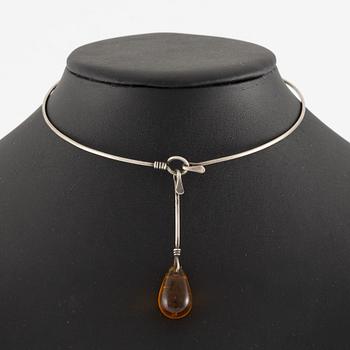 Vivianna Torun Bülow-Hübe, collier och örhängen, silver med bärnstensfärgade glasdroppar.