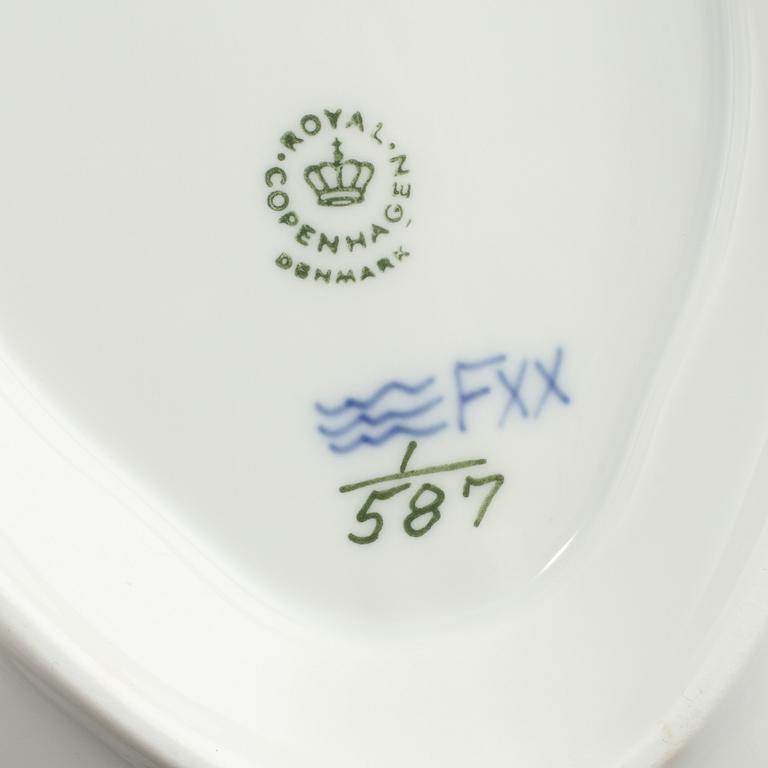 MATSERVISDELAR, 49 st, porslin, "Musselmalet", Royal Copenhagen, 1900-talets andra hälft.