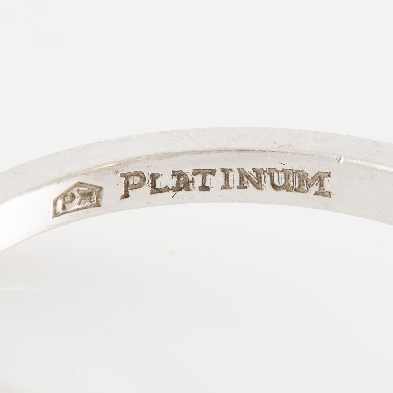 Ring, in the form of a flower, platinum with chrysoberyl and drop-cut and brilliant-cut diamonds.