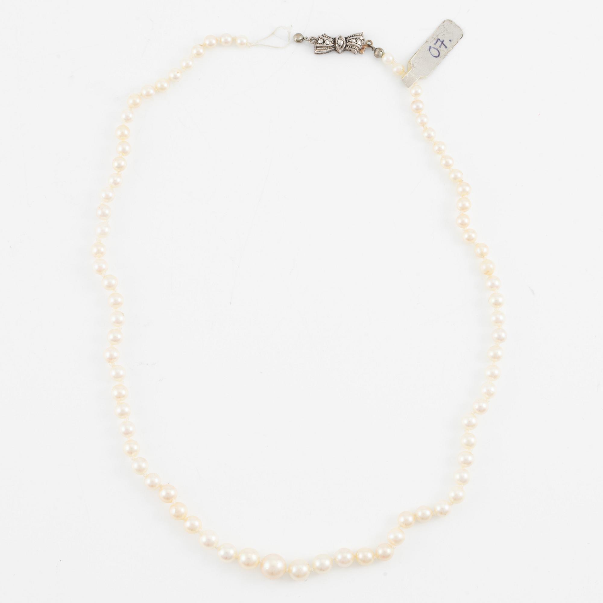 Pärlcollier, tre stycken, odlade pärlor, lås silver, varav ett saknar lås.