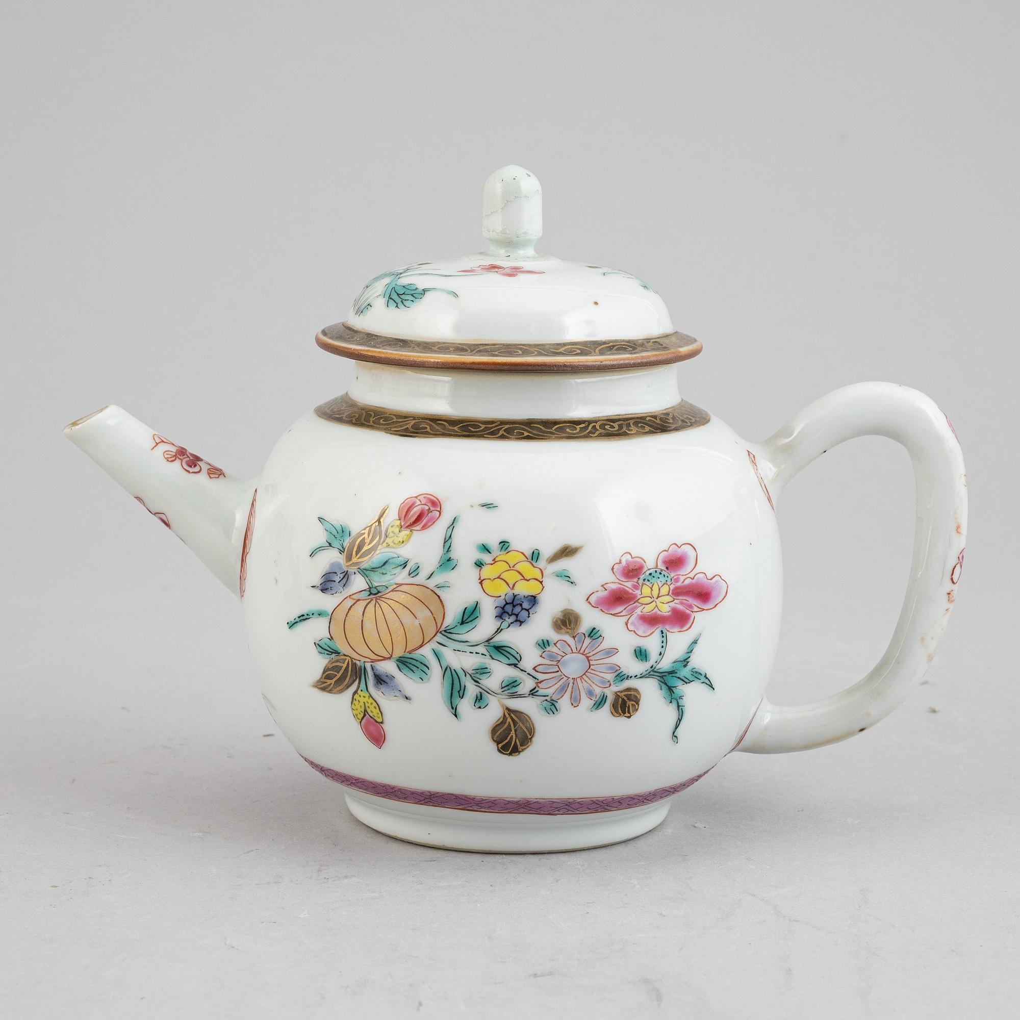 A group of Chinese porcelain, Qing dynasty, Qianlong (1736-1795) and 19th/20th century. (6 pieces).