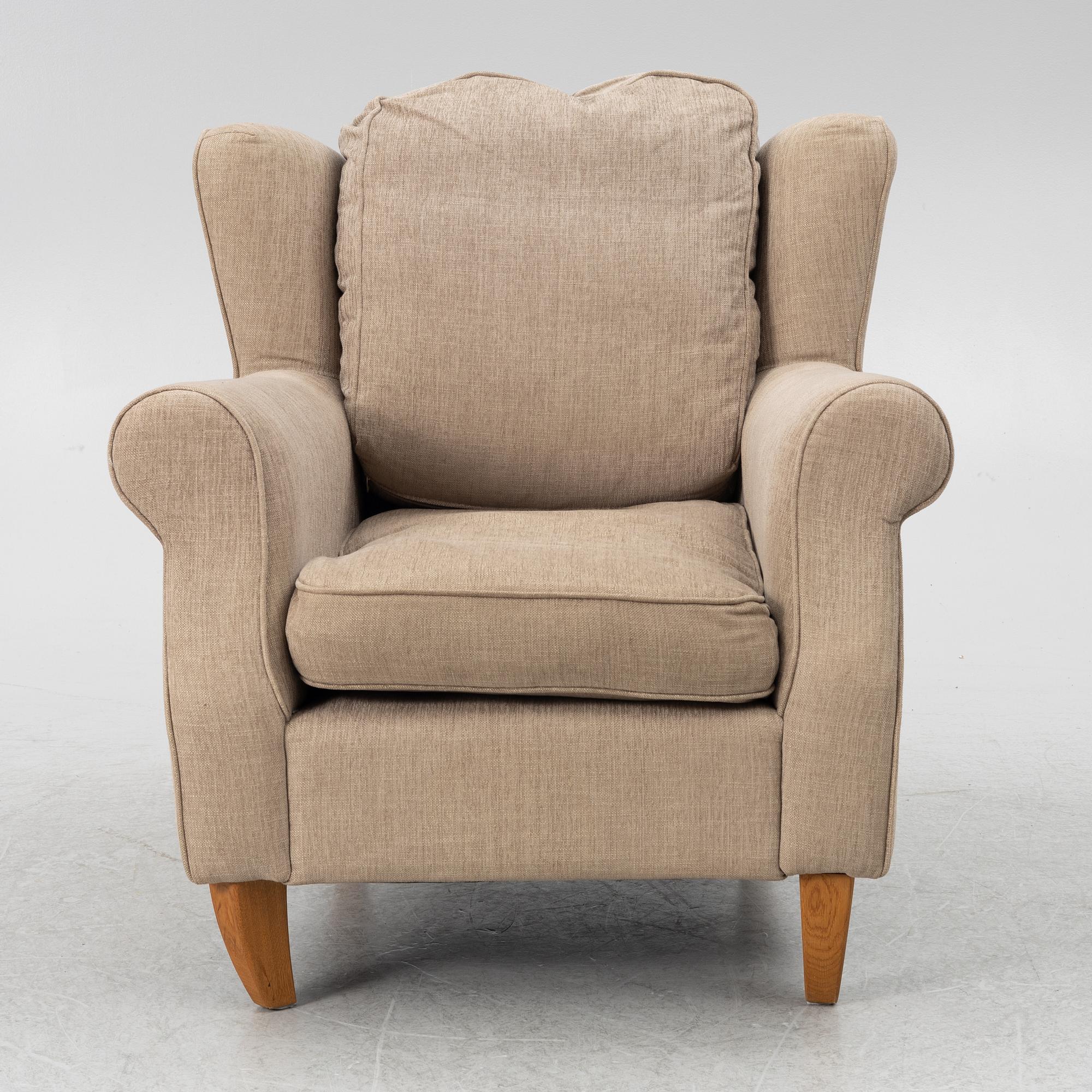 An armchair with footstool, Howard model, Englessons, 21st century.