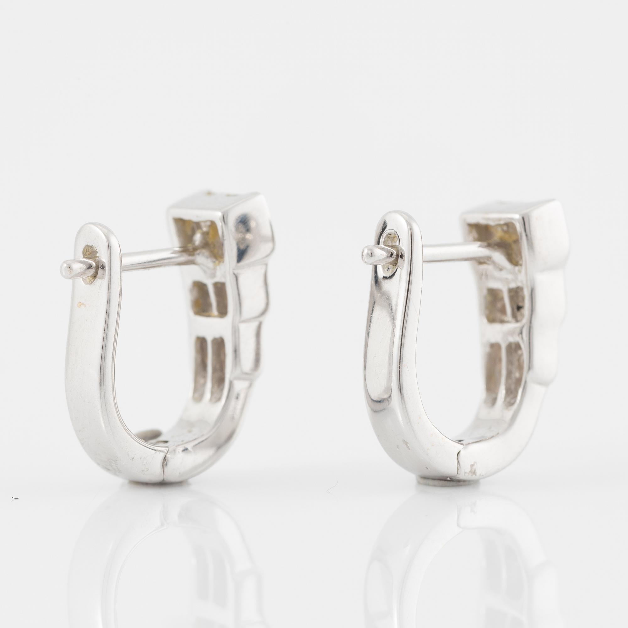 Ring and a pair of earrings, 18K white gold with princess-cut and brilliant-cut diamonds.