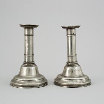 LJUSSTAKAR, ett par, tenn, Joh Fredrik Werrenrath, Lund, 1800-talets mitt.