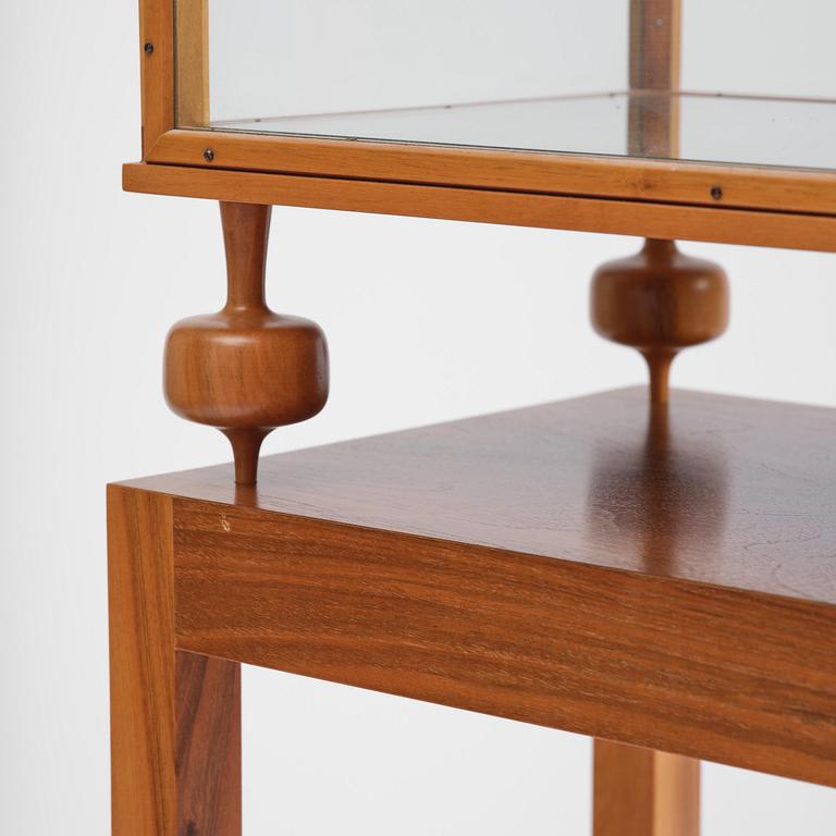 Josef Frank, a walnut showcase cabinet model "B 2077", Firma Svenskt Tenn.