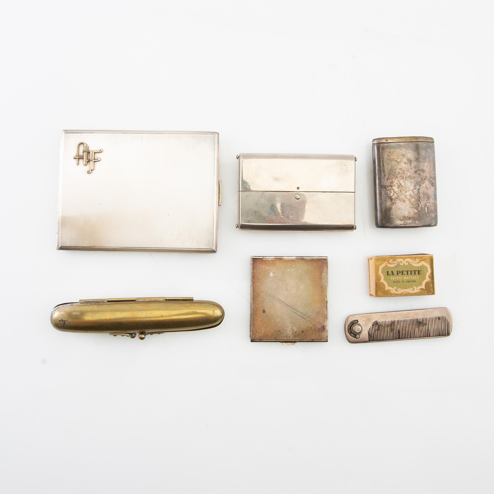 Various evening-related items such as a cigarette case, cigarette holder, clothes brush, etc. from the first half of the 20th century.