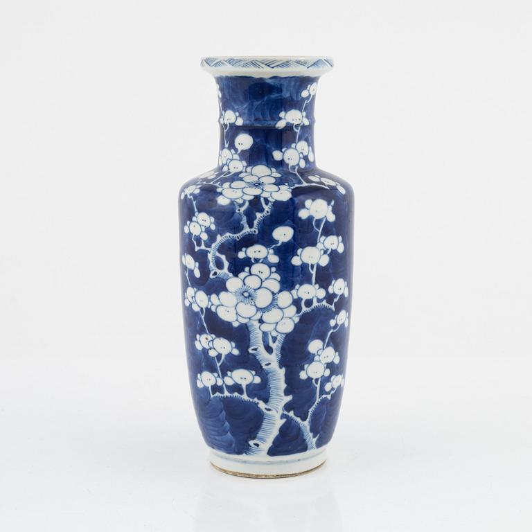 A blue and white vase, Qing dynasty, China, late 19th century.