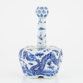 A blue and white tulip vase, China, 19th century.