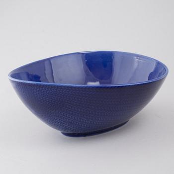 34 pieces of porcelain tableware by Hertha Bengtson for Rörstrand, model "Blå eld", second half of the 20th century.