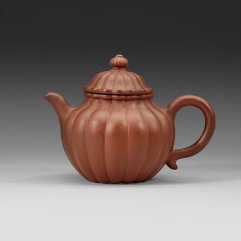 A Yixing chrysantemum-molded teapot, late Qing dynasty (1644-1912).