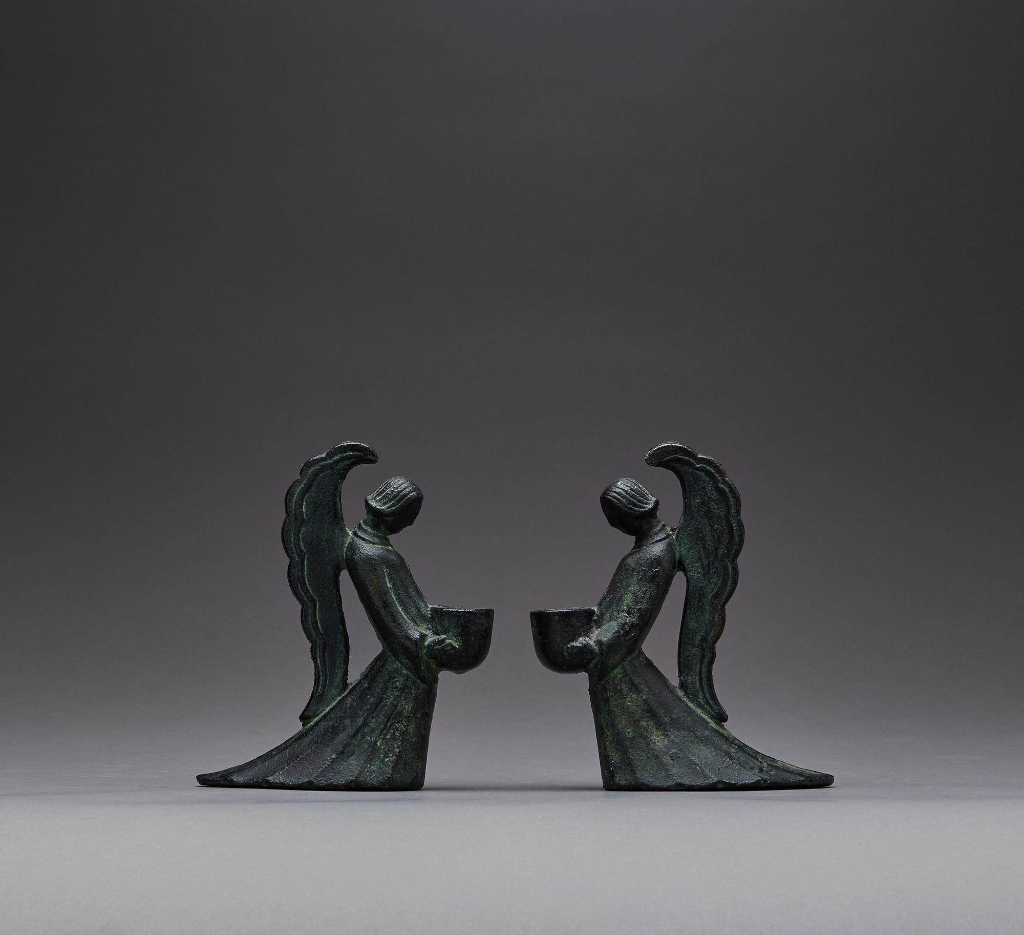 LJUSSTAKAR, ett par, patinerad brons, troligen Ystad metall.