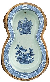 BIDÉ med STÄLL, kompaniporslin. Qing dynastin, Qianlong (1736-95).