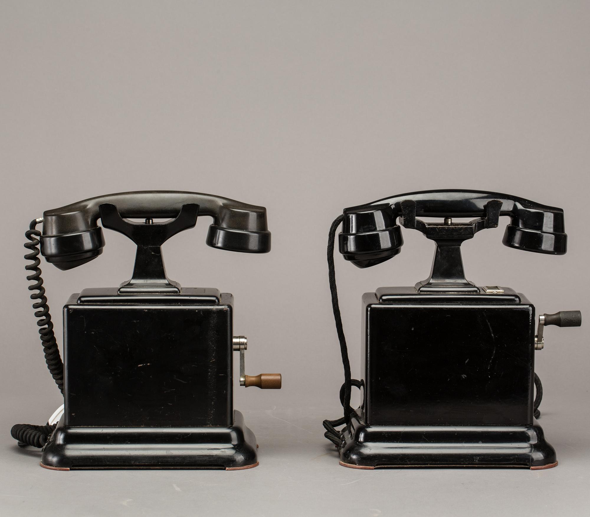 TELEFONER, 2 ST LM ERICSSON SAMT TELEVERKET, 1900-TALETS FÖRSTA HÄLFT.