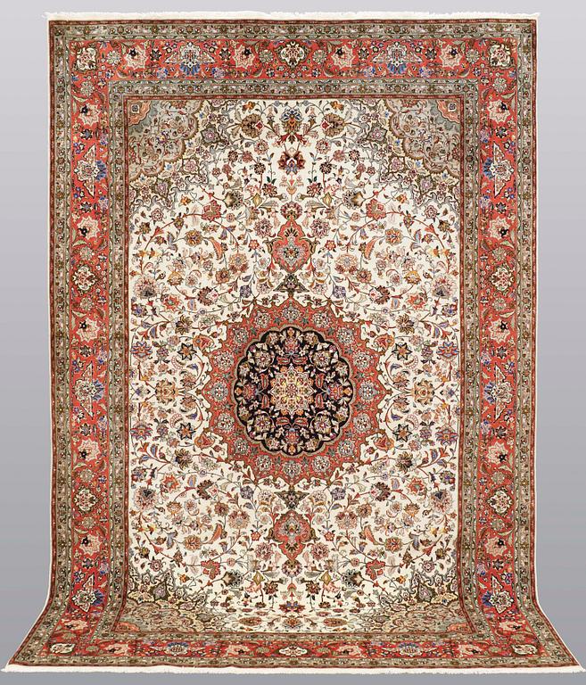 A carpet, Täbriz part silk, 306 x 200 cm.
