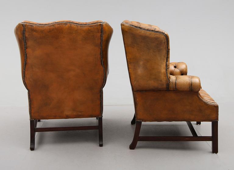 ÖRONLAPPSFÅTÖLJER, 1 par, 1900-talets andra hälft.