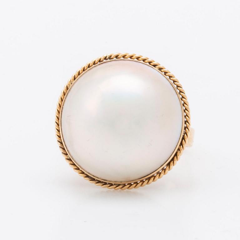 Ring and earrings 18K gold with mabé pearls approx 20 mm, ring size approx 52.