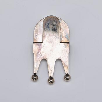 Bordsklocka, bricka, askfat, dosa, klämma och miniatyrskepp, nysilver och mässing. 1900-tal.