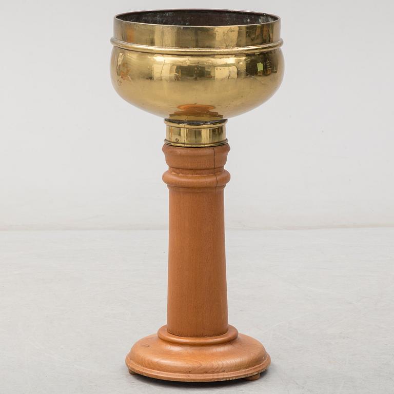 A brass and oak champagne cooler, early 20th Century.