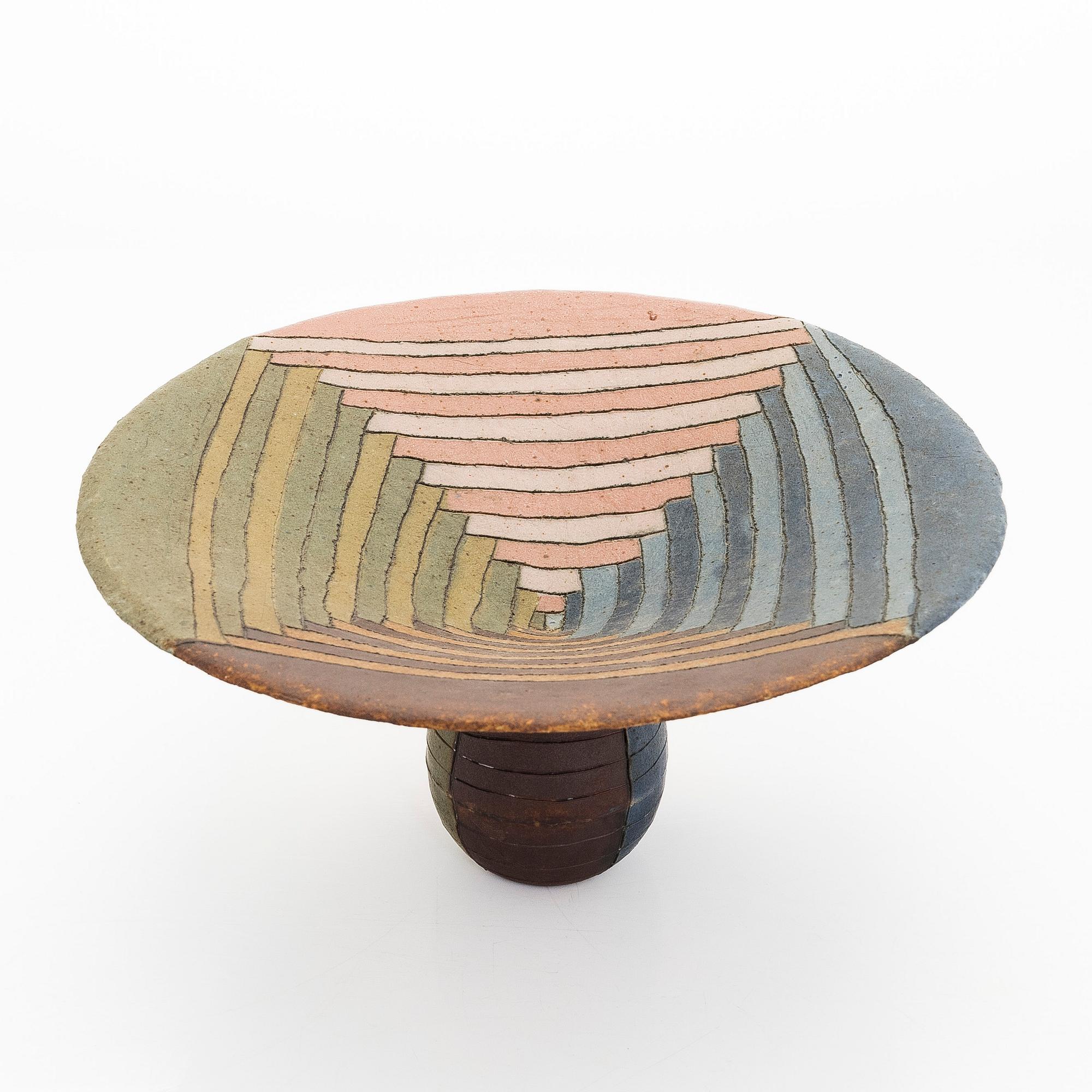 Inkeri Leivo, skål på fot, keramik, signerad Inkeri Leivo Arabia.