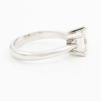 A ring in 18K gold with a princess-cut diamond.
