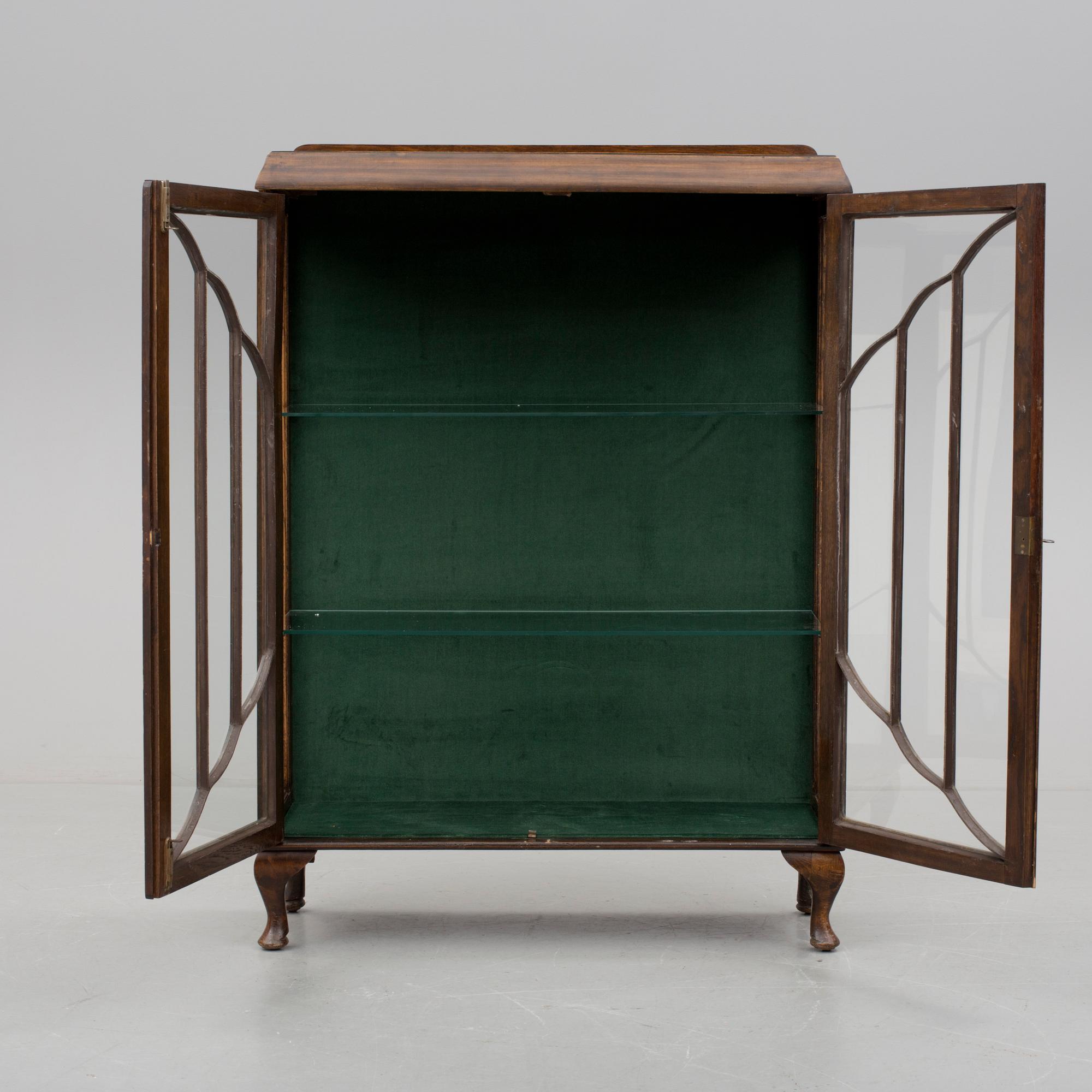 VITRINSKÅP, 1900-talets första hälft.