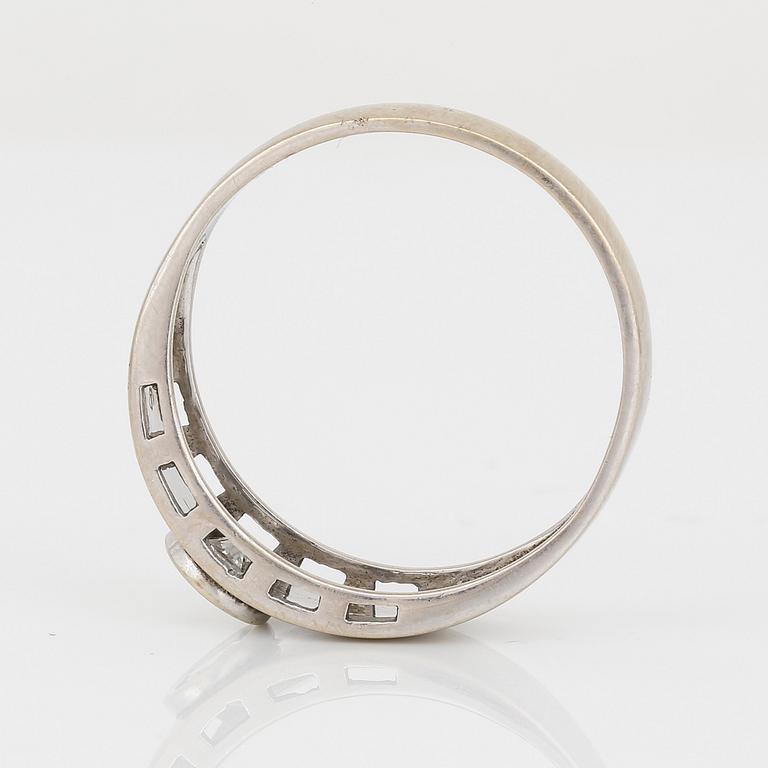 RING, 18K vitguld med briljantslipad diamant, 0,48 ct. Total vikt ca 6,43 g.