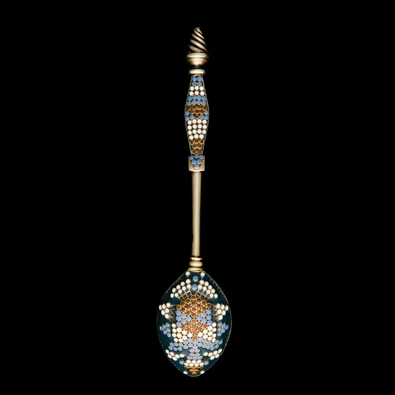 A FABERGÉ SPOON, silver (88), cloisonné enamelled, Moscow, early 20th century.