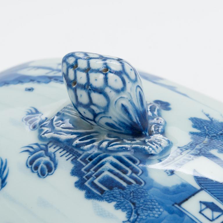 A Chinese blue and white tureen with cover, Qing dynasty, Qianlong (1736-1795).