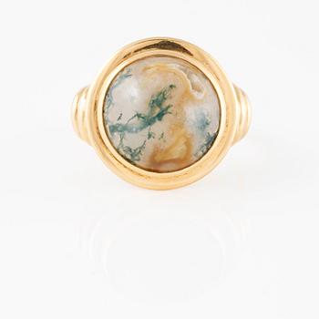 RING, med cabochonslipad sten.