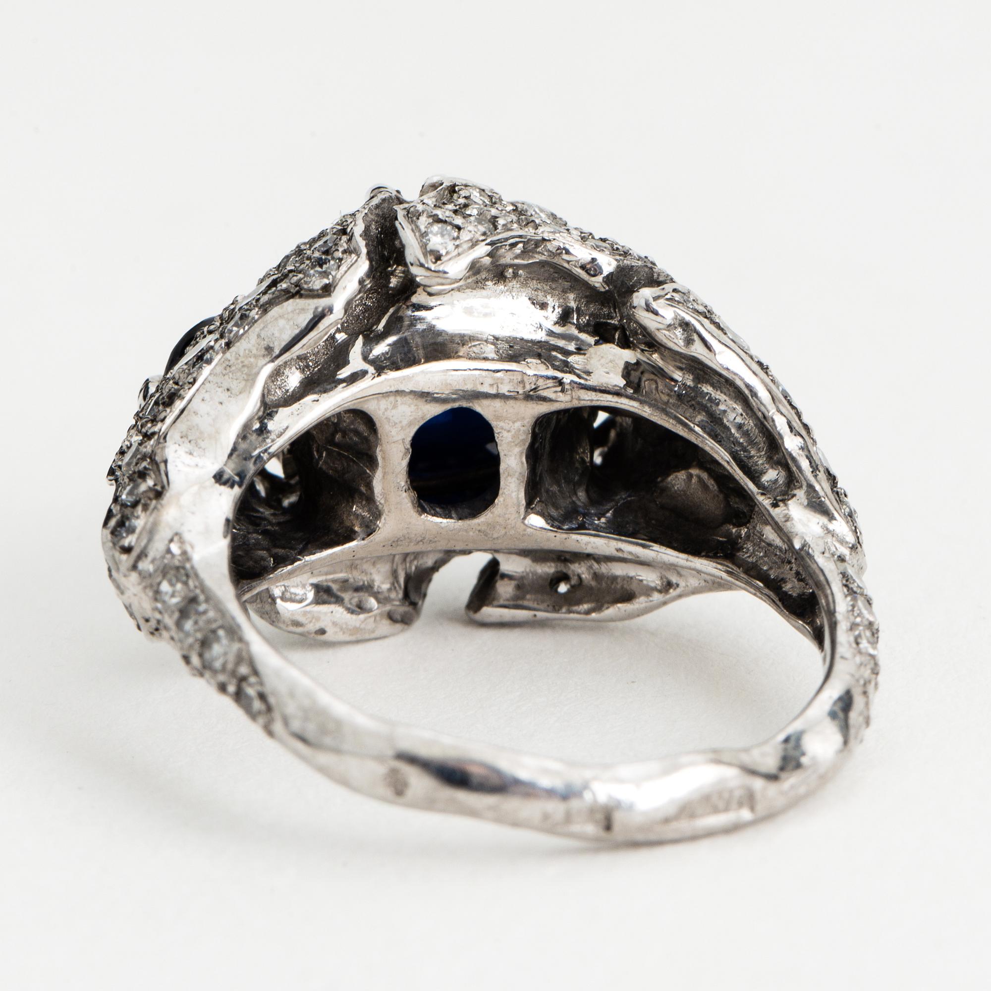 RING, 18K white gold with sapphires approx 6.60 cts + diamonds 1.45 cts.
