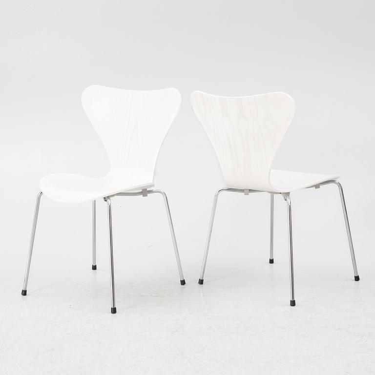 Arne Jacobsen, a set of 4 chairs "Sjuan", Fritz Hansen, Denmark, 2000.