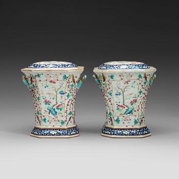 402. A pair of tulip vases with covers, late Qing dynasty.