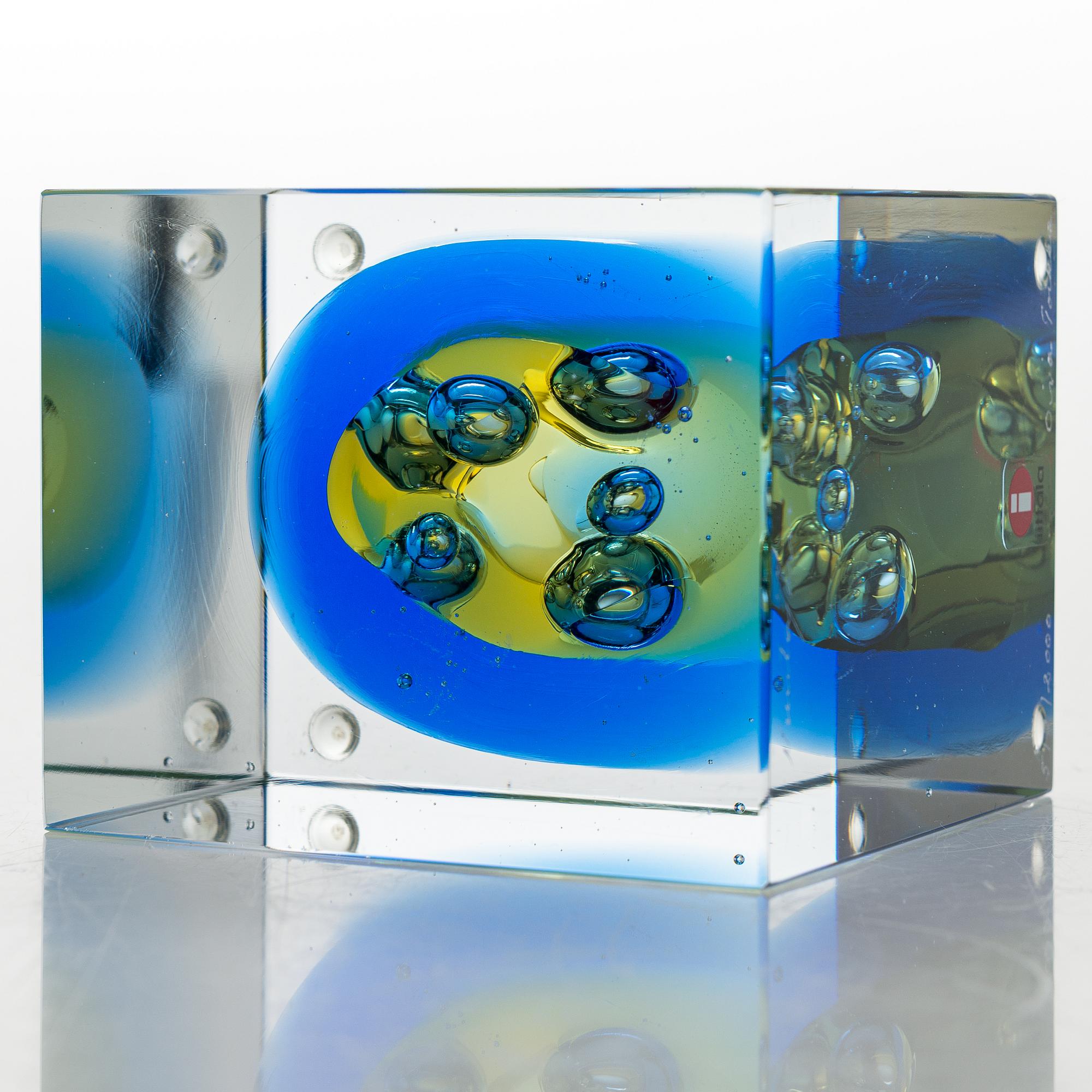 OIVA TOIKKA, a glass cube signed Oiva Toikka Nuutajärvi 2007 517/2000.