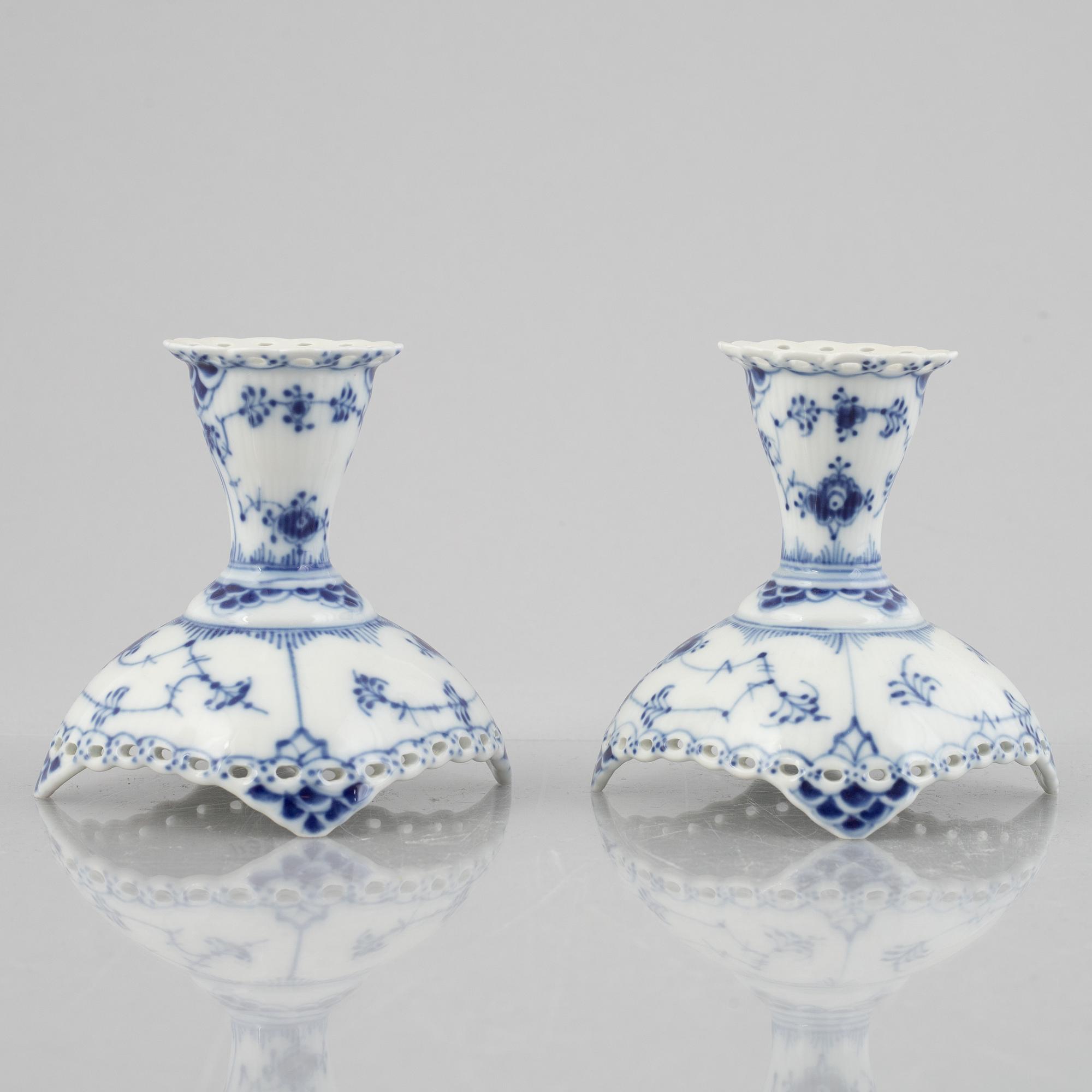 Ljusstakar, ett par, porslin, Royal Copenhagen, "Musselmalet helblond", modell 1138, 1974-78.