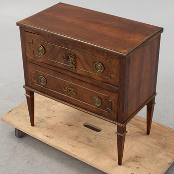 A mahogany chest of drawers, 19th Century.