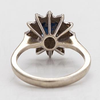 Sormus, carmosé, 18K valkokultaa timantteja yhteensä noin 0.06 ct ja safiiri. Ruotsalainen tuontileima.