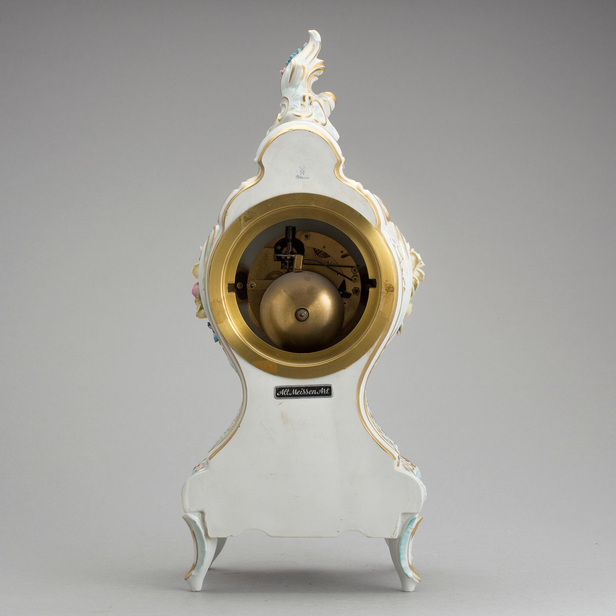 BORDSUR, porslin, rokokostil, urtavla märkt Dresden, 1900-tal.