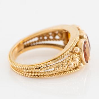Ring 18K gold with three citrines.